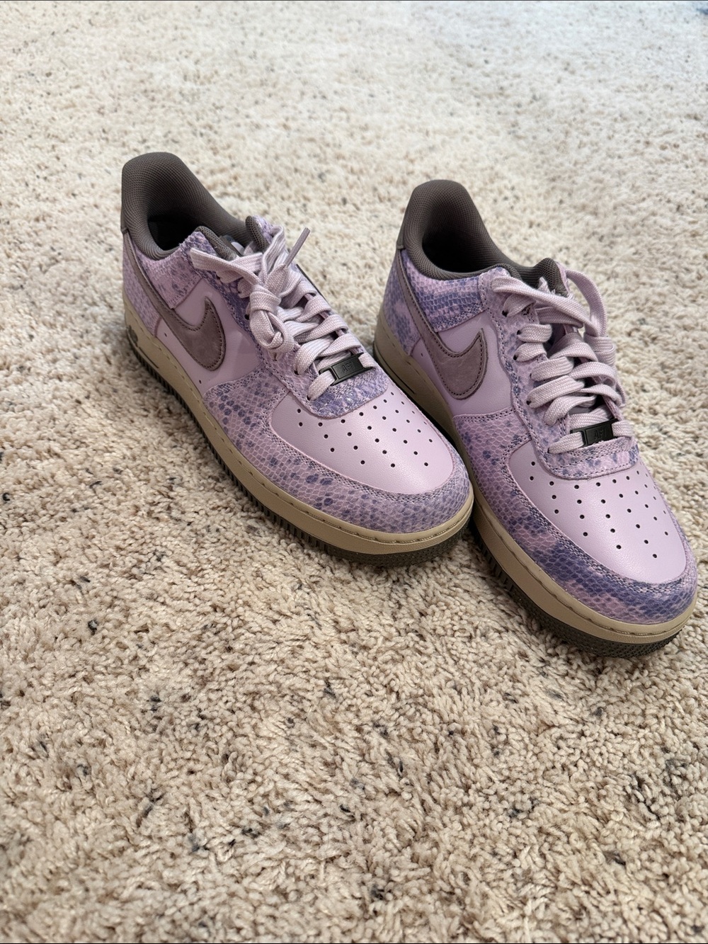 Nike Air Force 1'07 LV8 "Doll/ Taupe Grey/Sanddrift/Cave
Stone" Men's Shoe